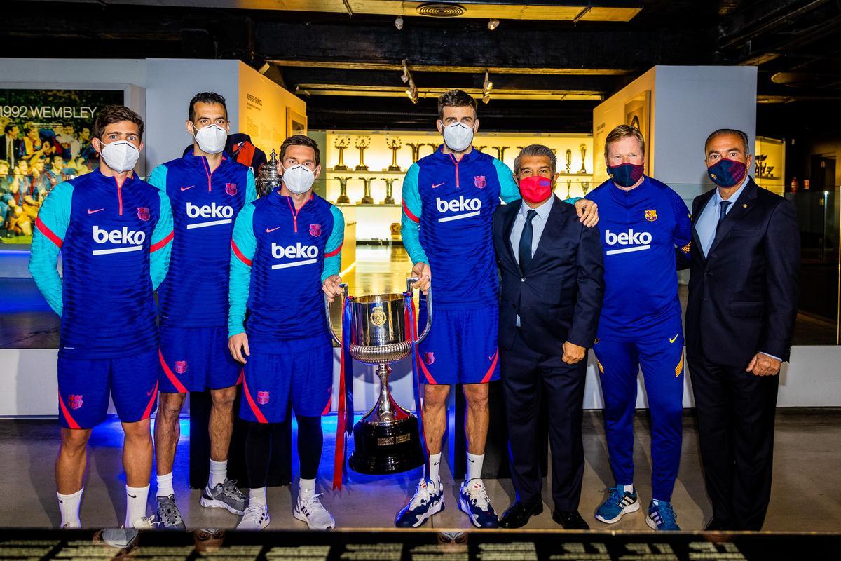 Sergi Roberto, Busquets, Messi, Piqué, Laporta, Koeman y Yuste, en el Museo del Camp Nou.