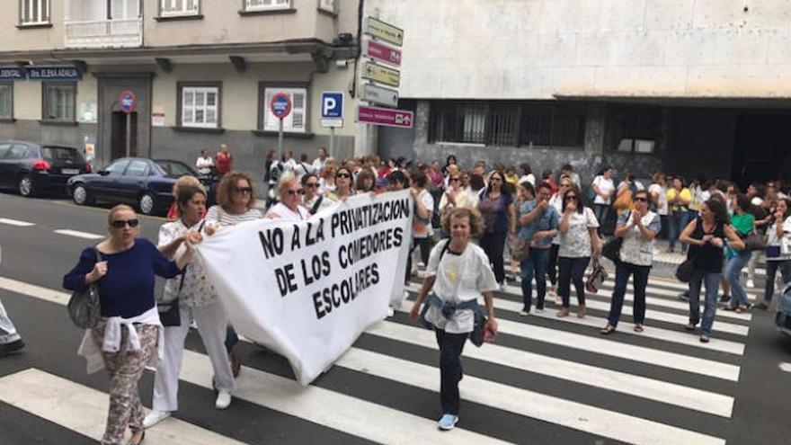 Los sindicatos convocan a una huelga a todo el personal no docente de Canarias