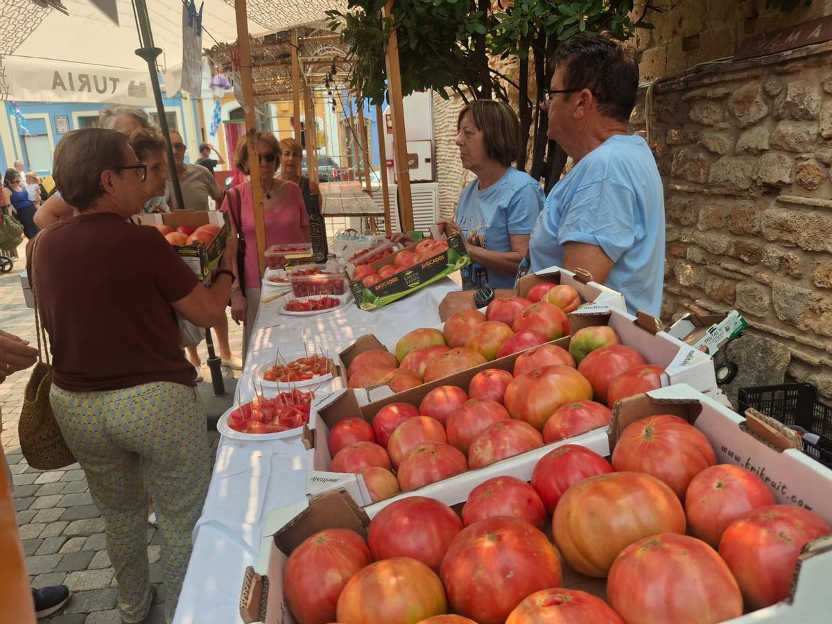 Quienes se han acercado esta mañana a Els Magazinos han podido comprar tomates que saben a tomate