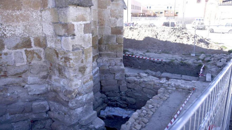 Vista de las excavaciones que han permitido descubrir que la iglesia ha perdido más de un metro de su altura original.