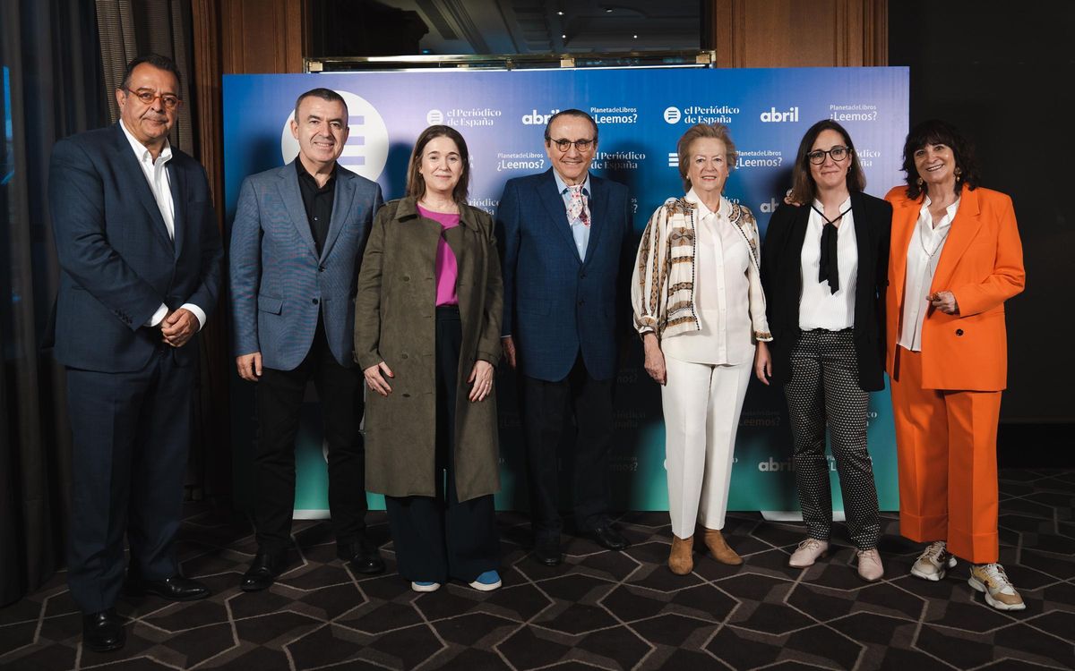 De izquierda a derecha, Albert Sáez, director de El Periódico; Lorenzo Silva, escritor; Marta Rivera de la Cruz, finalista del Premio Planeta; Javier Moll, presidente de Prensa Ibérica; Arantza Sarasola, vicepresidenta de Prensa Ibérica; Gemma Robles, directora de El Periódico de España, y Rosa Montero, escritora.