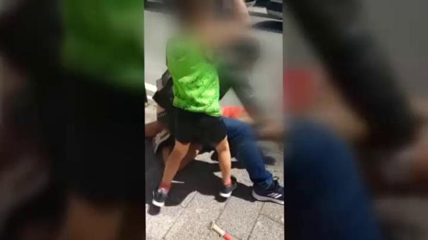 Escalofriante agresión de un menor a su pareja ante el hijo pequeño de ésta