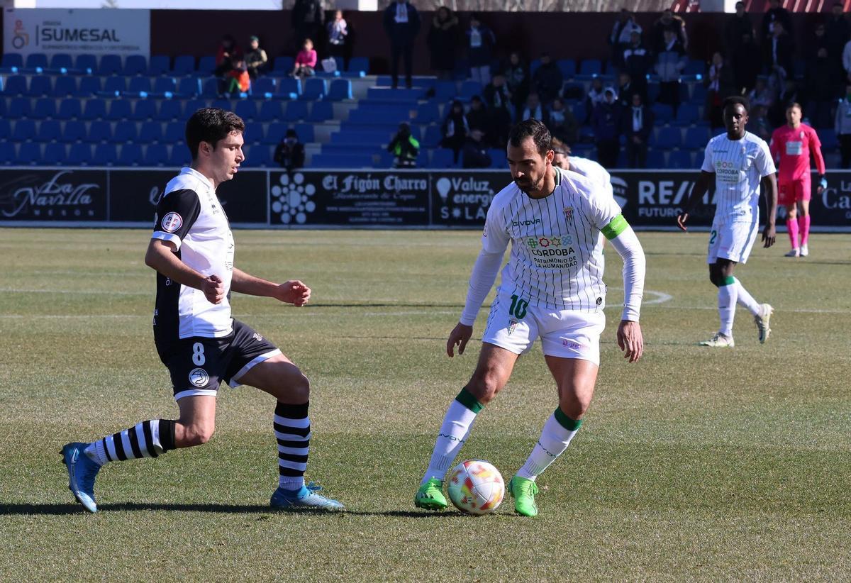 De las Cuevas controla el balón en el Unionistas-Córdoba CF.