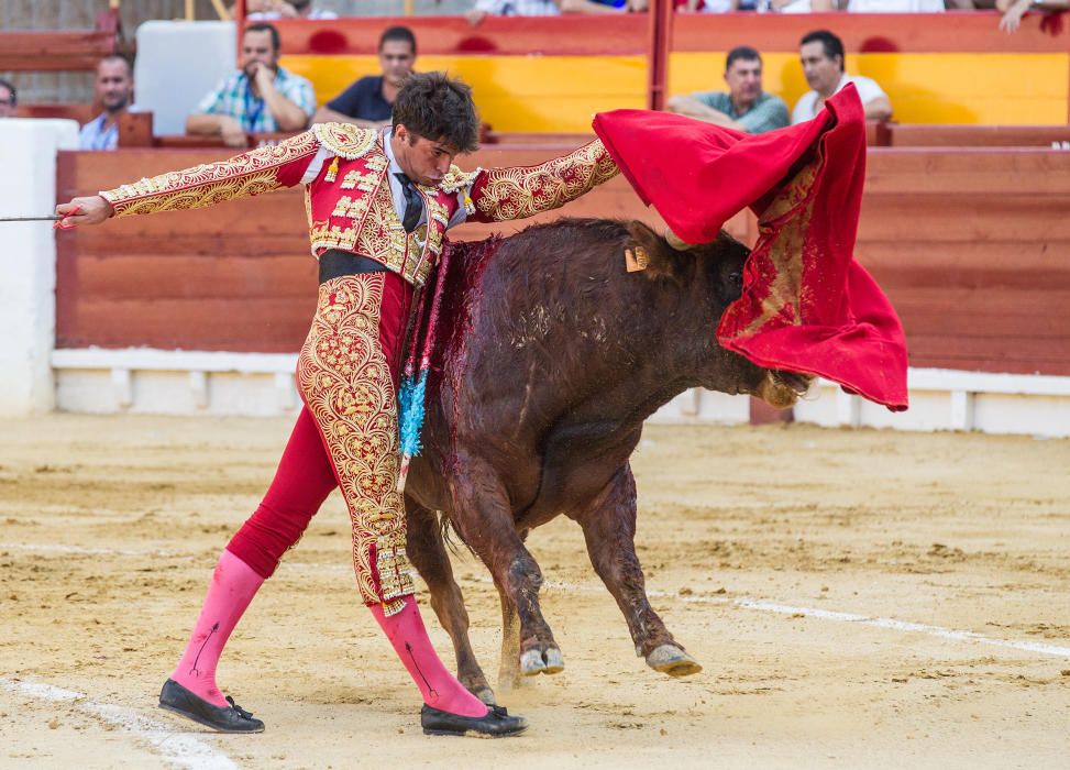 El novillero alicantino Jorge Rico triunfa en casa