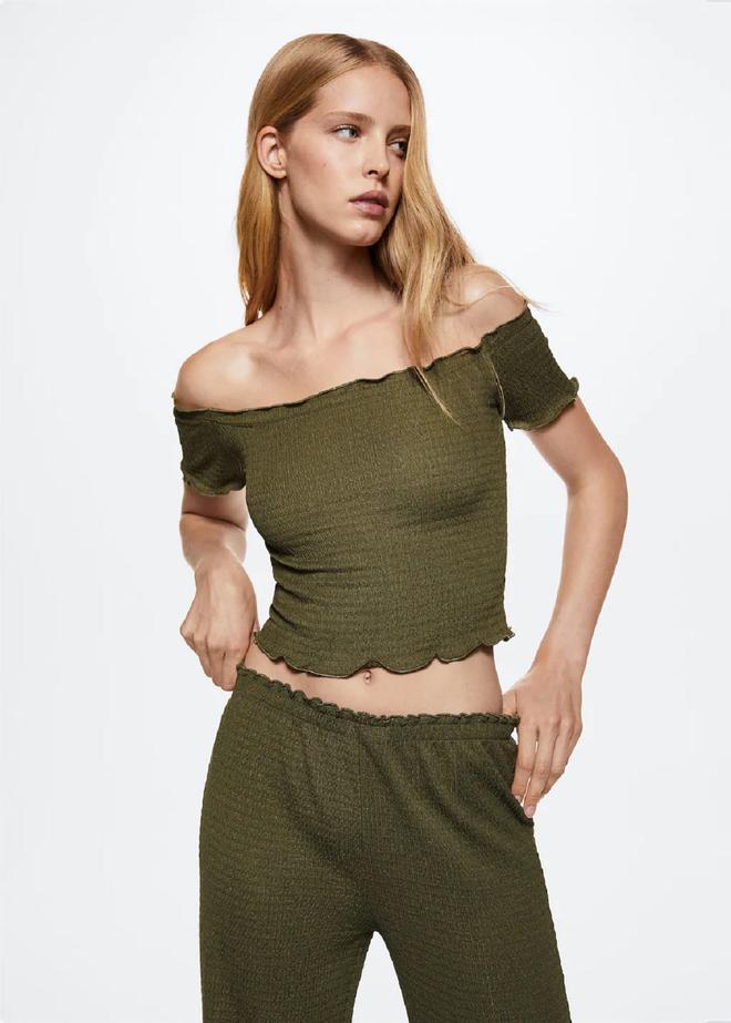 ‘Crop top’ con textura ‘popcorn’, de Mango