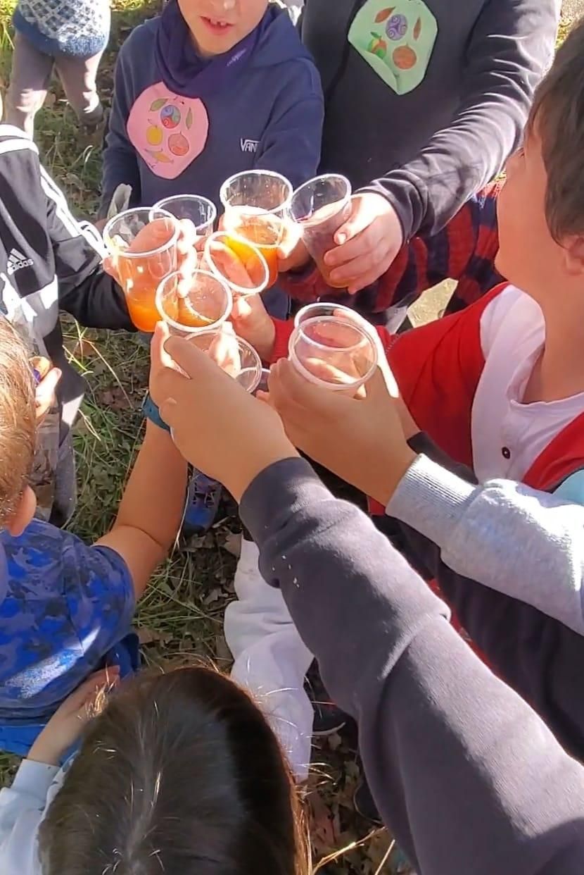 Entre castañas, zancos y gaitas en el amagüestu del CRA Les Mariñes, en Villaviciosa