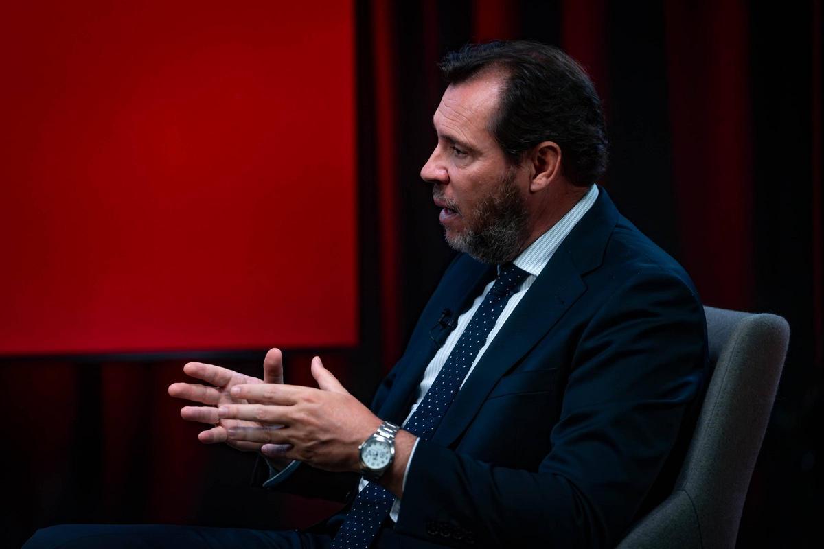 El ministro de Transportes y Movilidad Sostenible, Óscar Puente, durante la entrevista concedida el pasado jueves a EL PERIÓDICO.