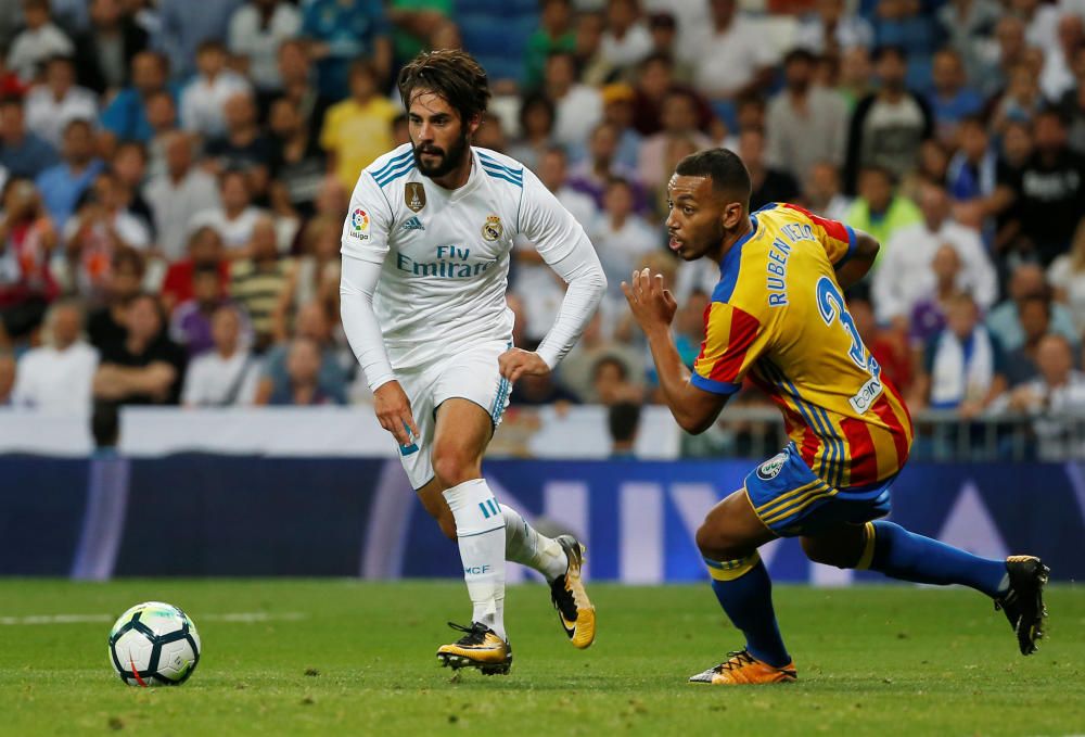 Instantes del partido disputado ayer entre el Valencia CF y el Real Madrid.