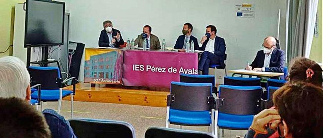 Vista general, ayer, de la sesión. En la mesa, por la izquierda, Latierro, Mario Arias, Nacho Cuesta y Javier Cuesta.