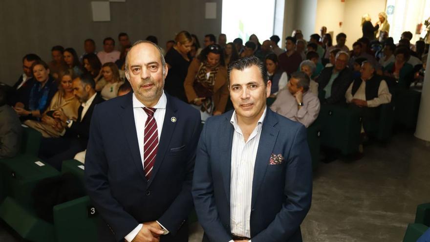 Enrique Aguilar, hermano mayor de la Paz, junto a Carlos Valera, director del documental.