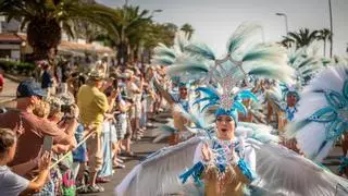 El Carnaval de Tenerife se despide en Arona con un coso con olor a crema solar