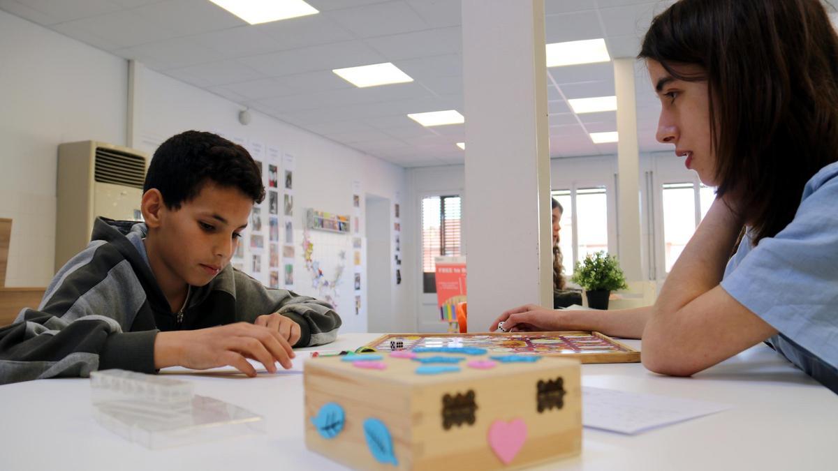 Així és el projecte d'apadrinament per aprendre català de l'escola FEDAC Manresa