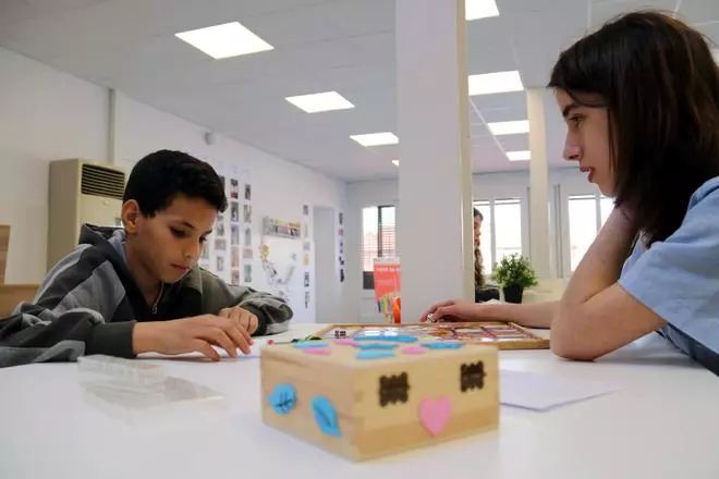 Així és el projecte d'apadrinament per aprendre català de l'escola FEDAC Manresa