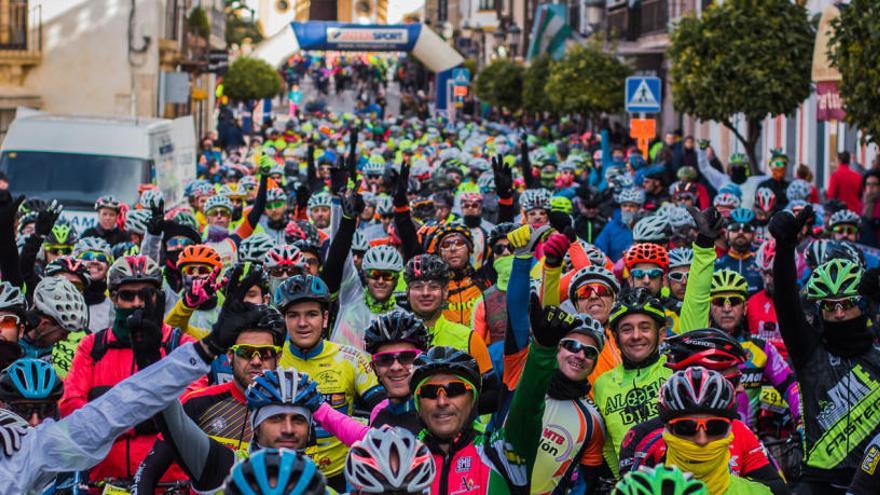 Los ciclistas, antes de arrancar la prueba.