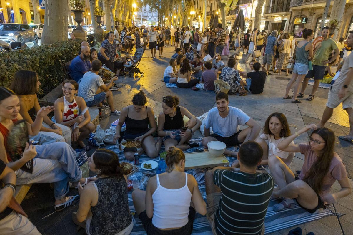 Los palmesanos recuperan el Born: "Hoy el paseo es nuestro" Los palmesanos recuperan el Born: "Hoy el paseo es nuestro"
