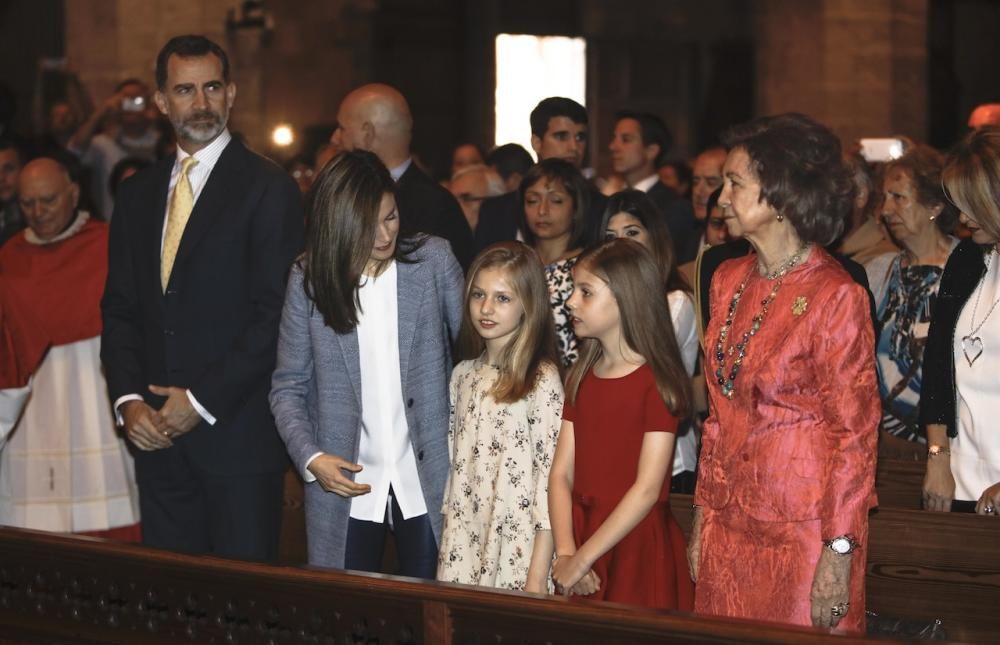 Pünktlich, aber nicht vollzählig: Letizia und Felipe, ihre Kinder Leonor und Sofía sowie Altkönig Sofía fanden sich am Sonntag (16.4.) traditionsgemäß in Palma Kathedrale ein.