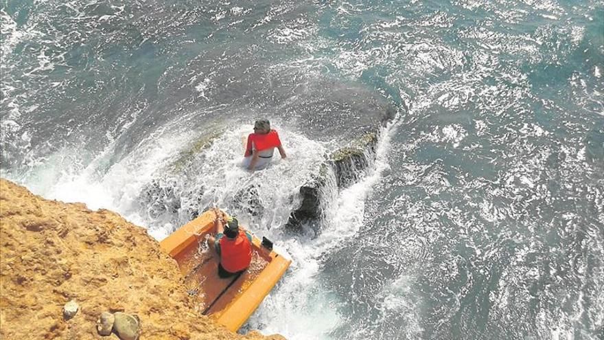 Rescatan a un hombre y una mujer tras volcar su velero en Vinaròs
