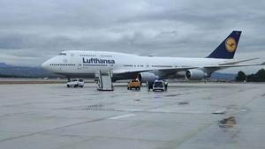 Un avión de Lufthansa tras un aterrizaje de emergencia en el aeropuerto mallorquín de Son Sant Joan.