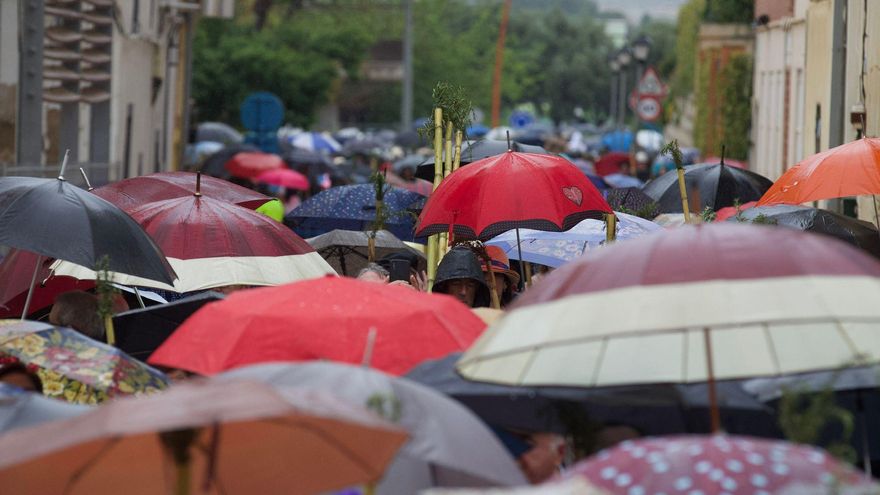 La devoción a la Santa Faz puede con la lluvia