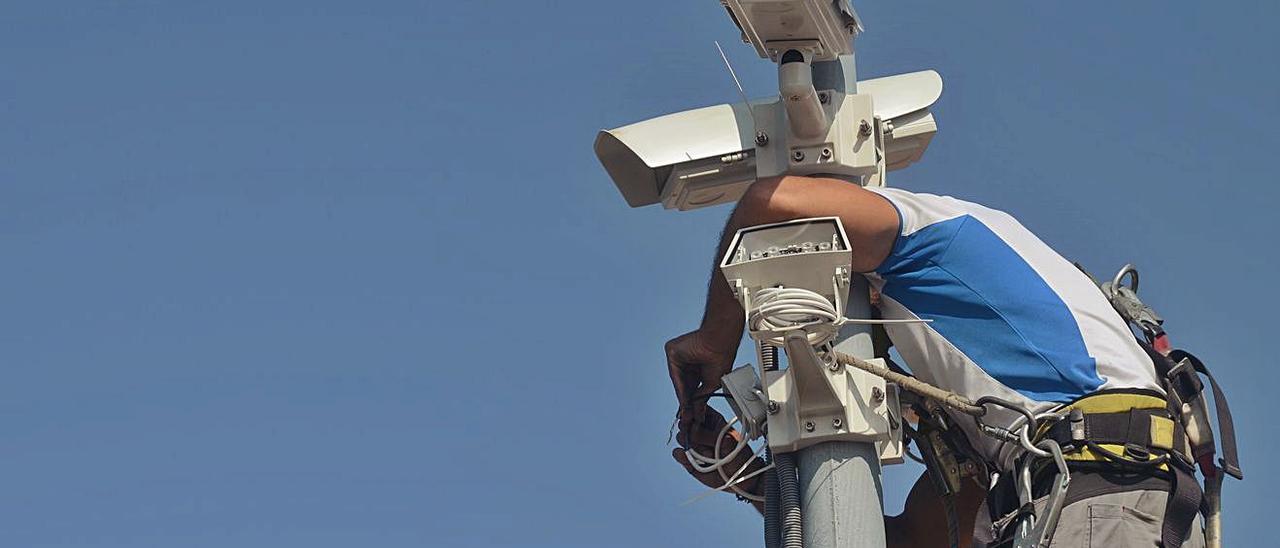 Instalación de las cámaras en la rotonda de O Terrón.