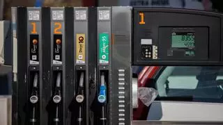 El precio de los carburantes sigue bajando en pleno debate sobre la prórroga de la bonificación