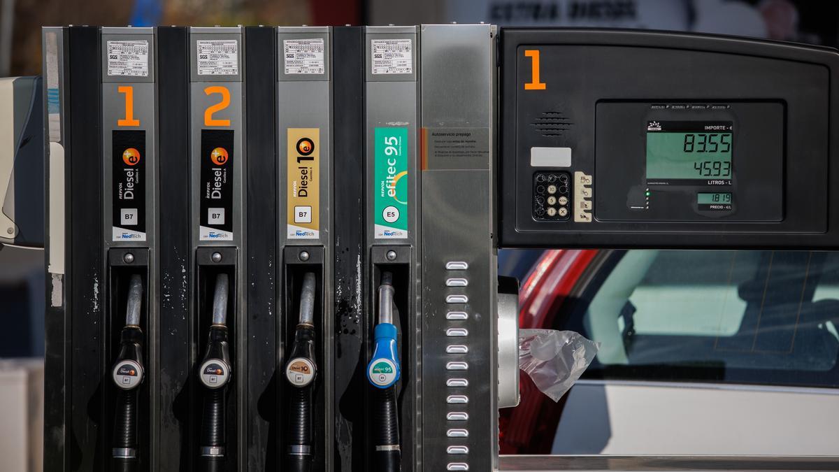 La caída continuada de ambos carburantes se produce unas semanas antes de que dejé de estar en vigor la bonificación que se aplica desde abril.