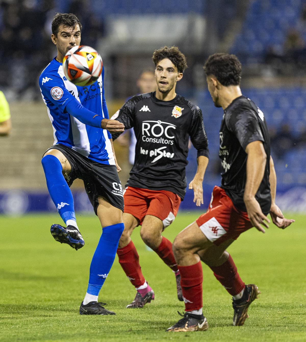 Carlos de la Nava gana un balón dividido pese a la oposición de dos jugadores del Manresa.