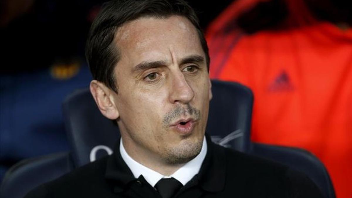 Gary Neville destacó el nivel de sus canteranos