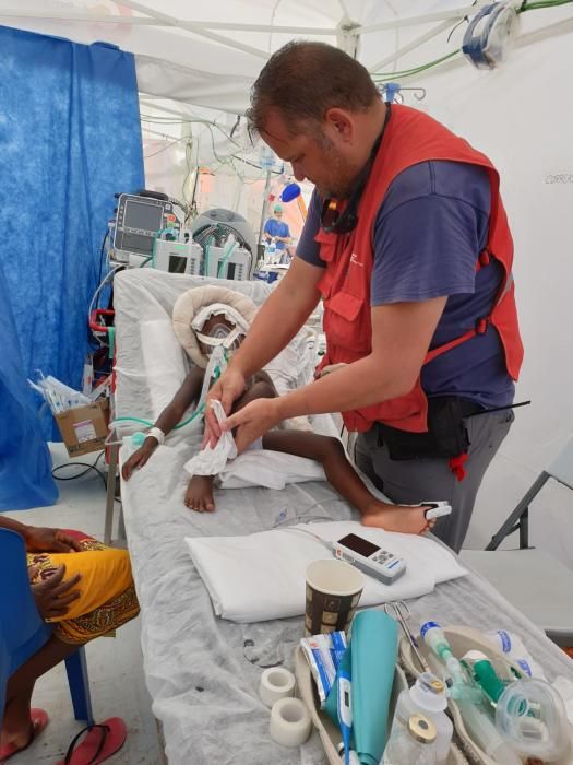 El enfermero de La Aparecida forma parte del equipo STARS del Gobierno de España de respuesta rápida en hospital de campaña a catástrofes. Imágenes del reconocimiento y de la labor en Mozambique.