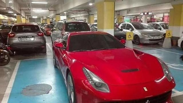 Imagen del Ferrari aparcado en la zona reservada para discapacitados en el centro comercial l'Aljub