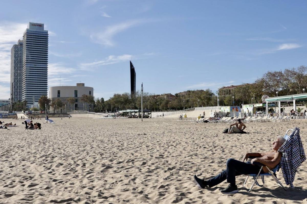 Barceloneses acuden a la playa por las altas temperaturas de noviembre