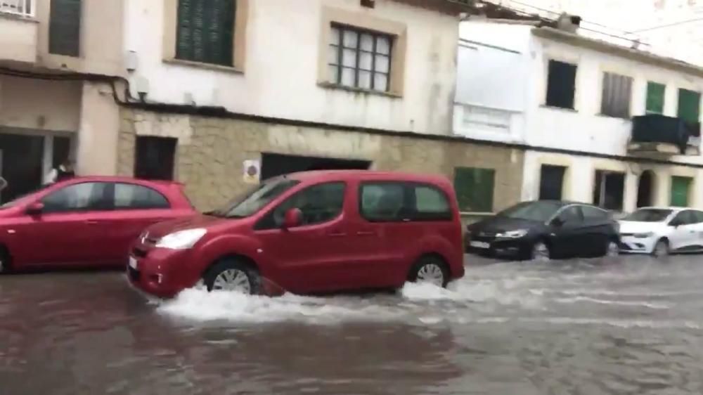 Una tromba de agua anega una calle del Port de Pollença en pocos minutos