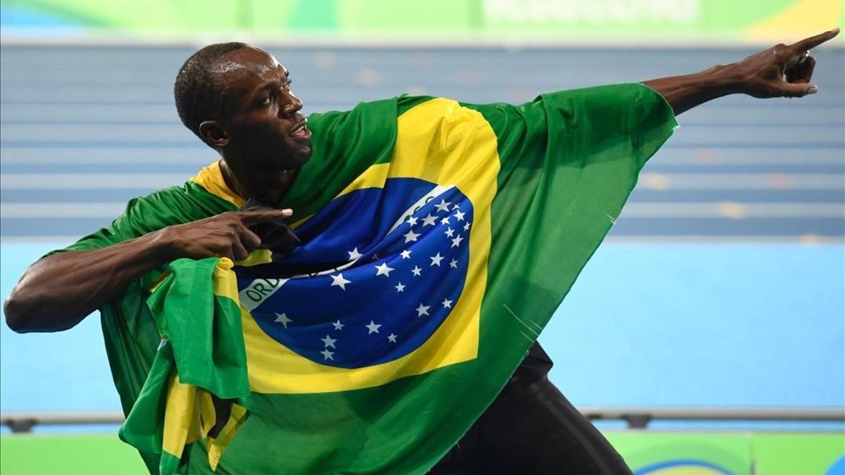 Usain Bolt, con la bandera de Jamaica, en Río.