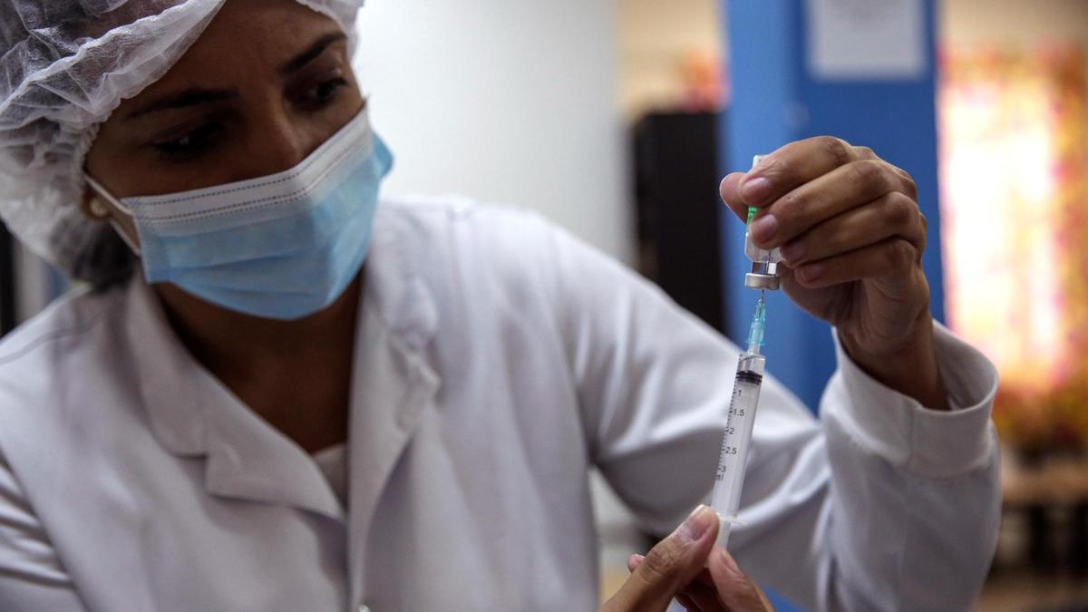 Una profesional de salud prepara una dosis de la vacuna contra covid