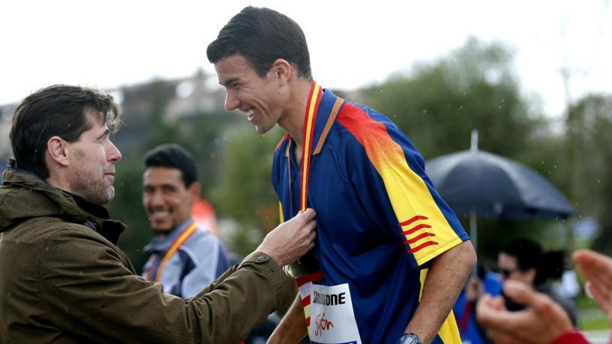 Mechaal rep la medalla de guanyador del campionat d&#039;Espanya de cros