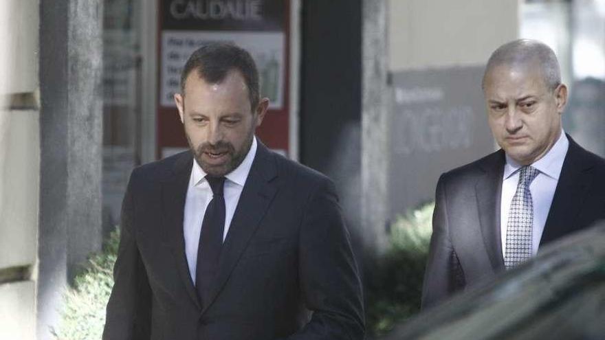 Sandro Rosell (izqda.), durante una de sus comparecencias ante la Audiencia Nacional. // Europa Press