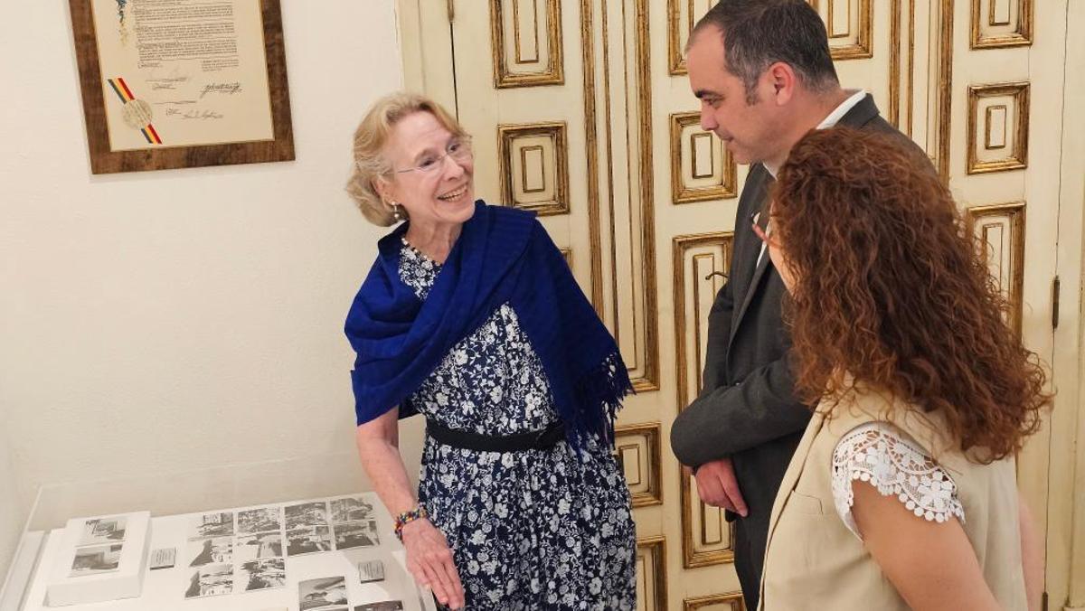 Anita Peñuelas junto al material donado acompañada de Sampériz y Villacampa.