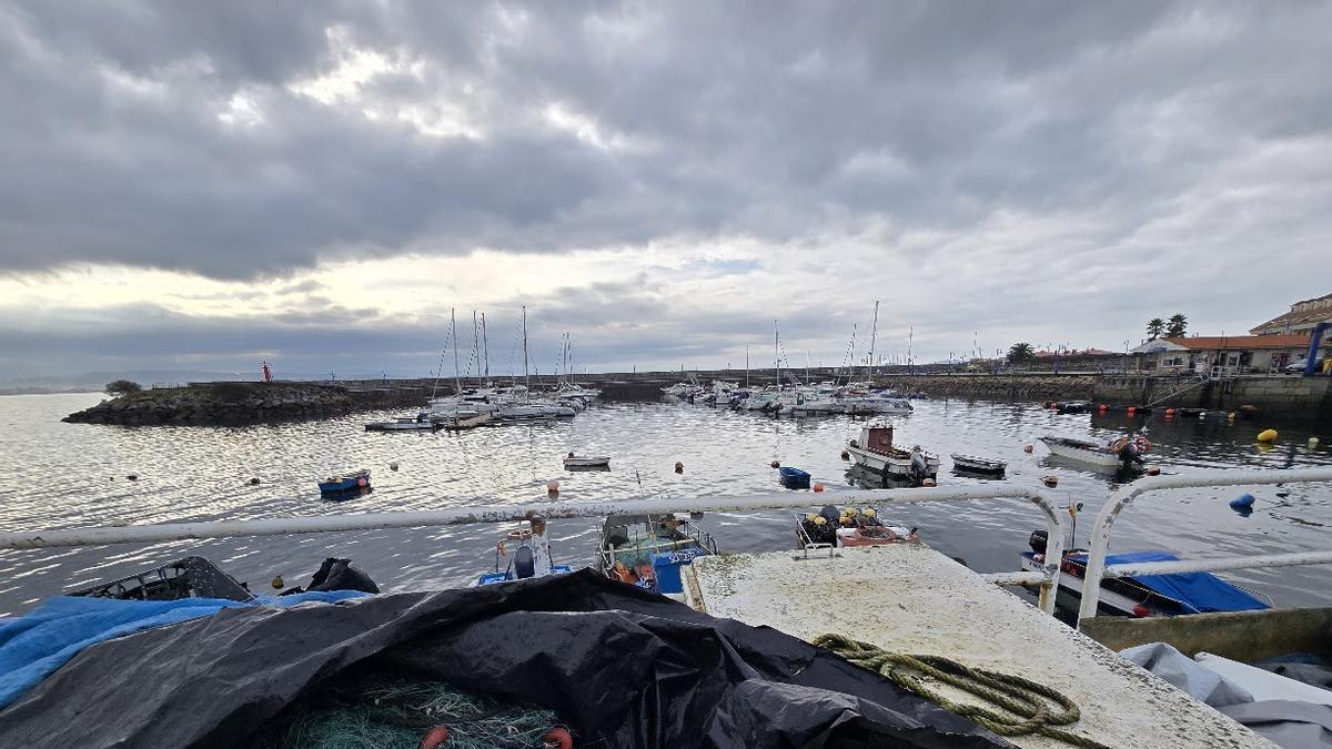 El puerto deportivo de San Vicente do Mar visto desde el muelle pesquero de Pedras Negras.