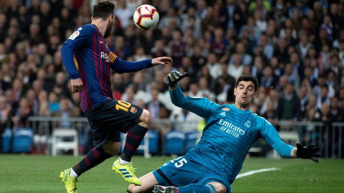 Messi y Courtois, en una jugada del clásico de LaLiga