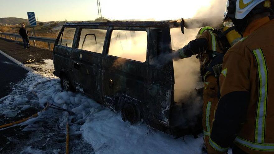 El incendio de una furgoneta provoca retenciones en la A-7 en Elche