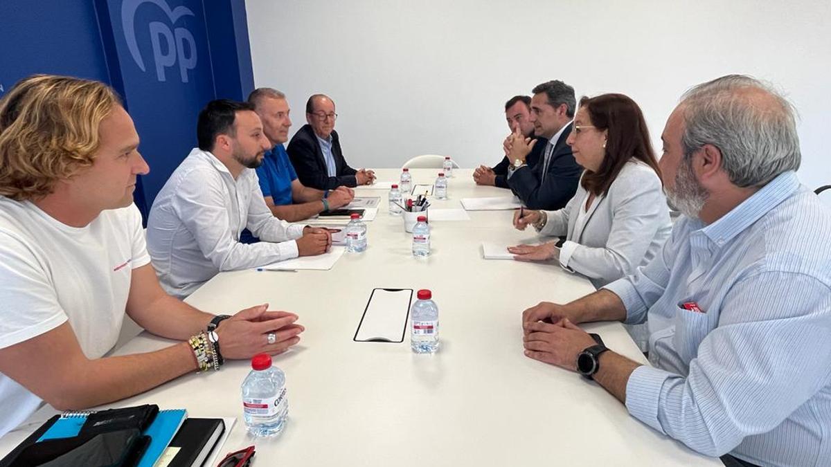 Primera de las reuniones de los equipos negociadores del PP y de Vox, tras las elecciones municipales de mayo.