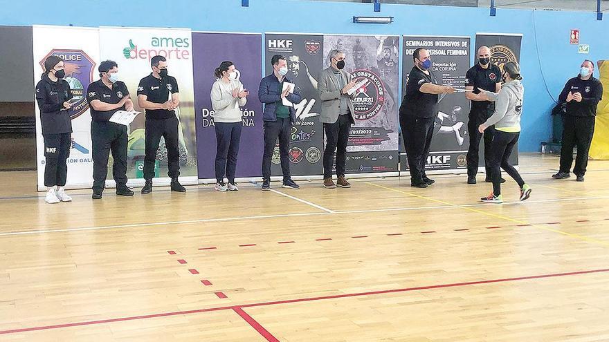 Entrega de diplomas nun anterior curso de defensa. Foto: CA