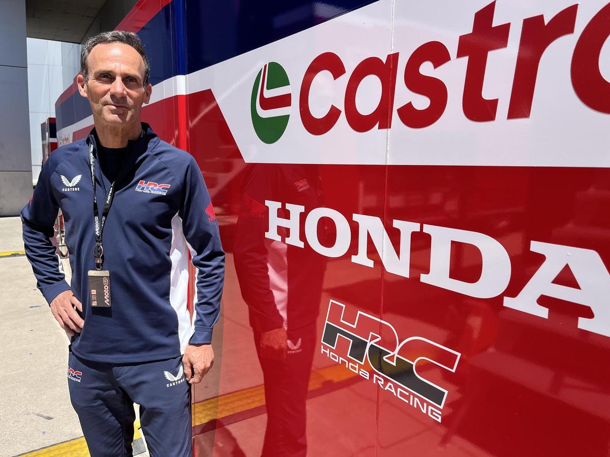 Alberto Puig, Team Manager de Honda, junto a uno de los inmensos camiones de la escuderia.