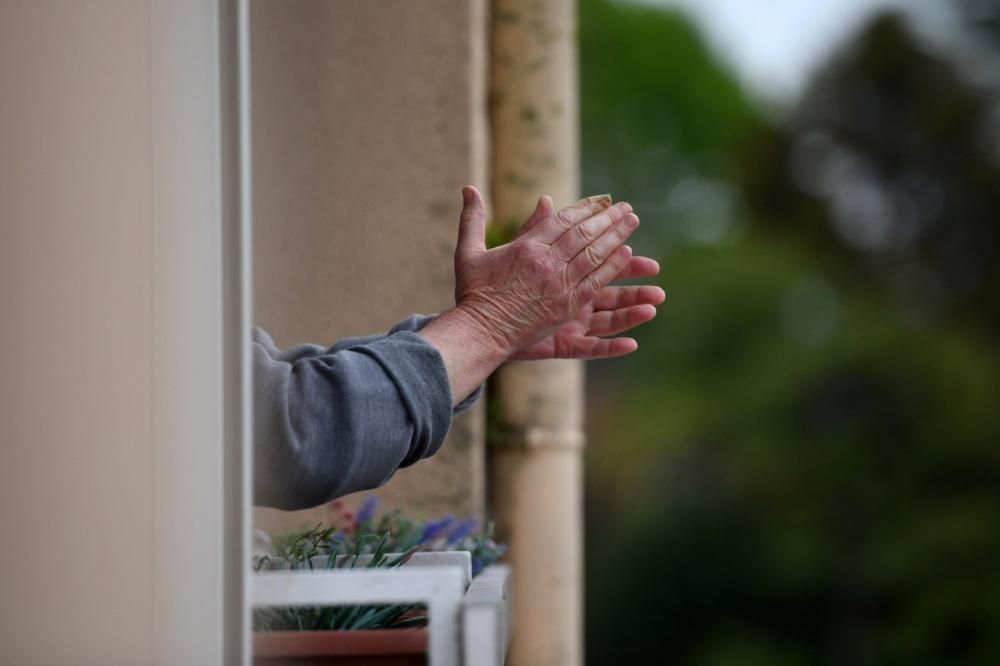 Vecinos unidos en la cuarentena por los aplausos en los balcones