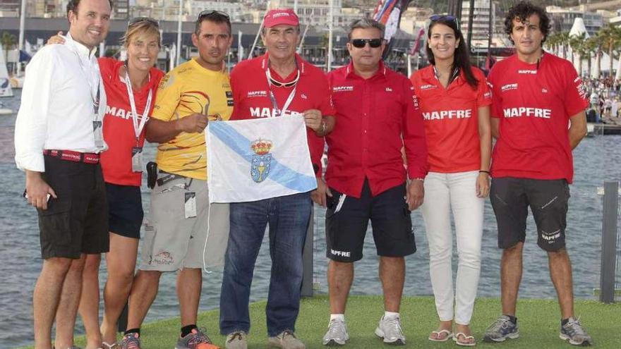 Capeans, control de regata; María Muiña, Diego Torrano, Pedro Campos, Alejandro Varela, Helena Paz y Jorge Blanco, de logística, ayer en Alicante.