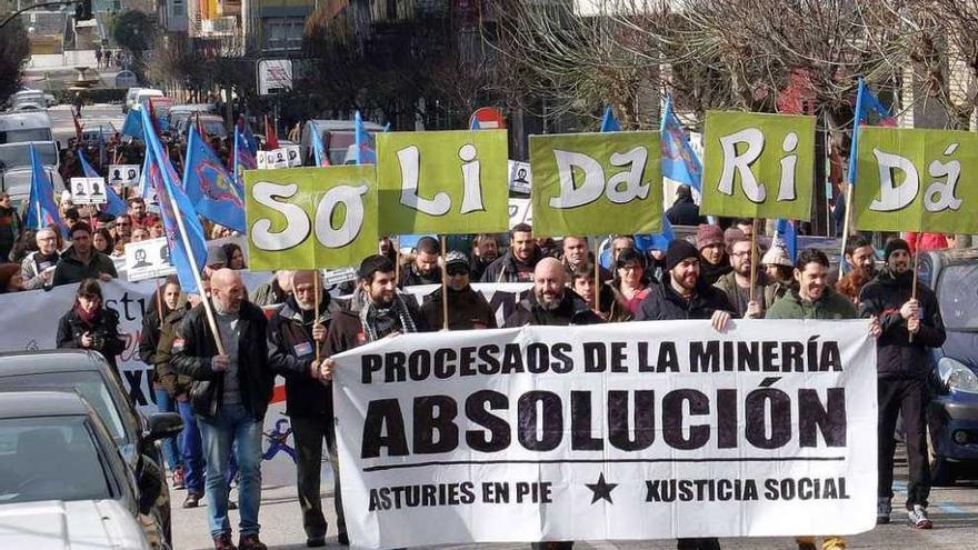 La cabecera de la protesta celebrada ayer en Mieres para apoyar a los mineros encausados.