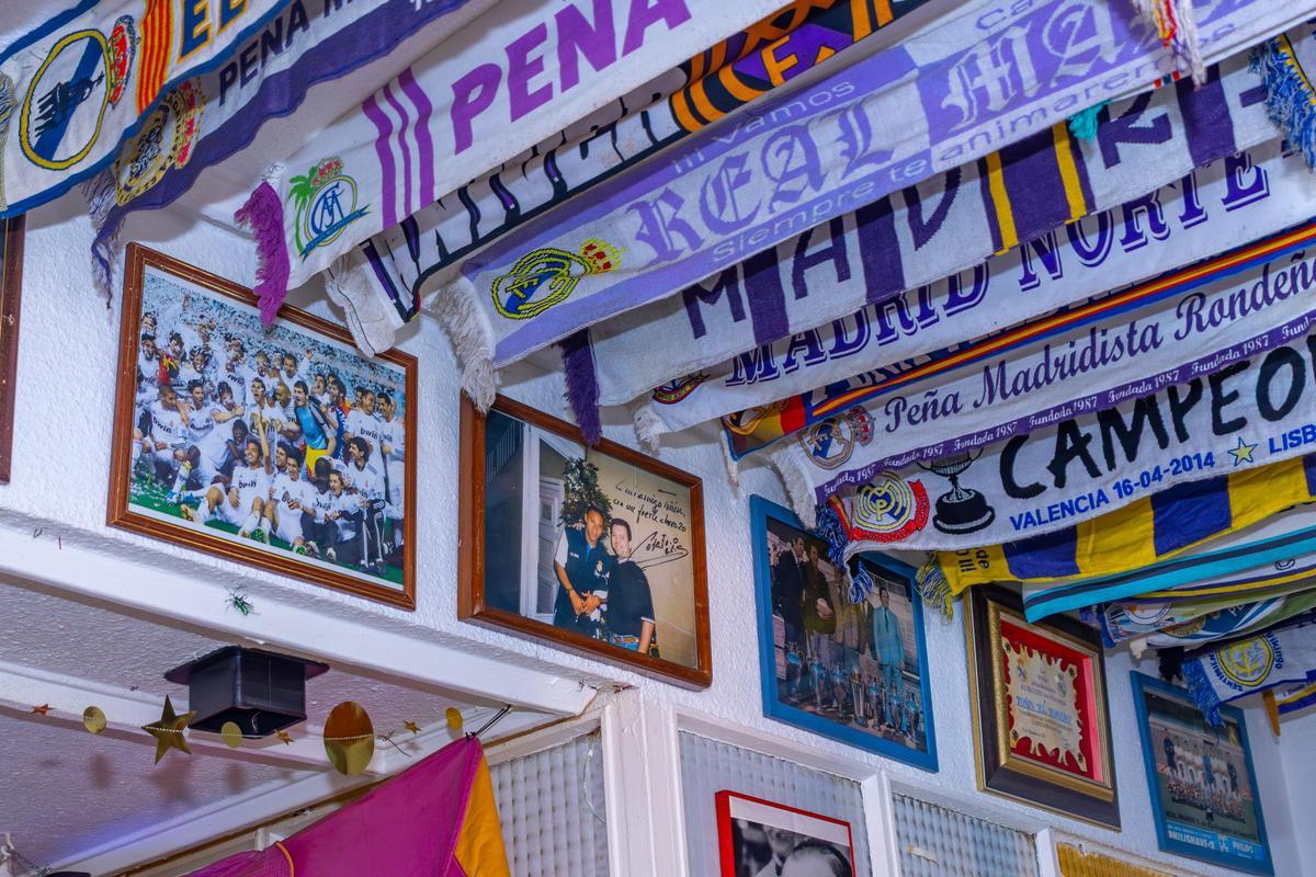 El interior de 'El Rincón de Toñín', sede de la peña madridista Chelle.