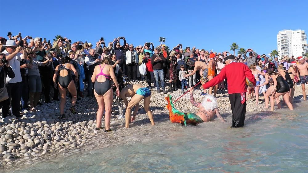 Cientos de personas celebran el año con un baño en Xàbia