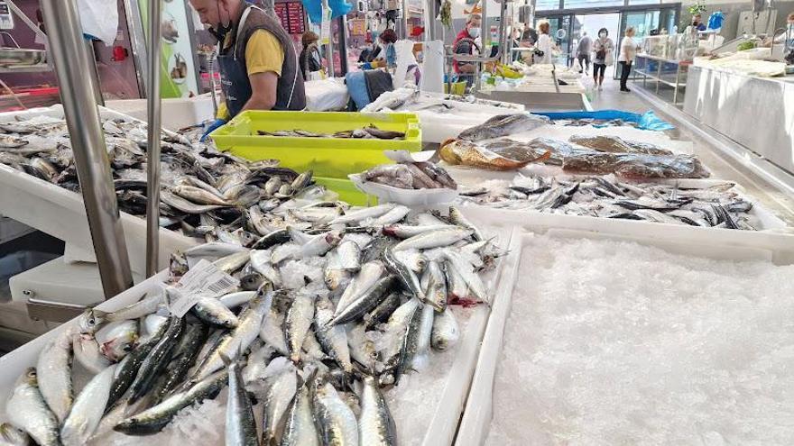 Sardinas y chinchos a la venta en el puesto de Pescados Couto, en el mercado municipal de Vilagarcía, ayer.   | //  M. MÉNDEZ