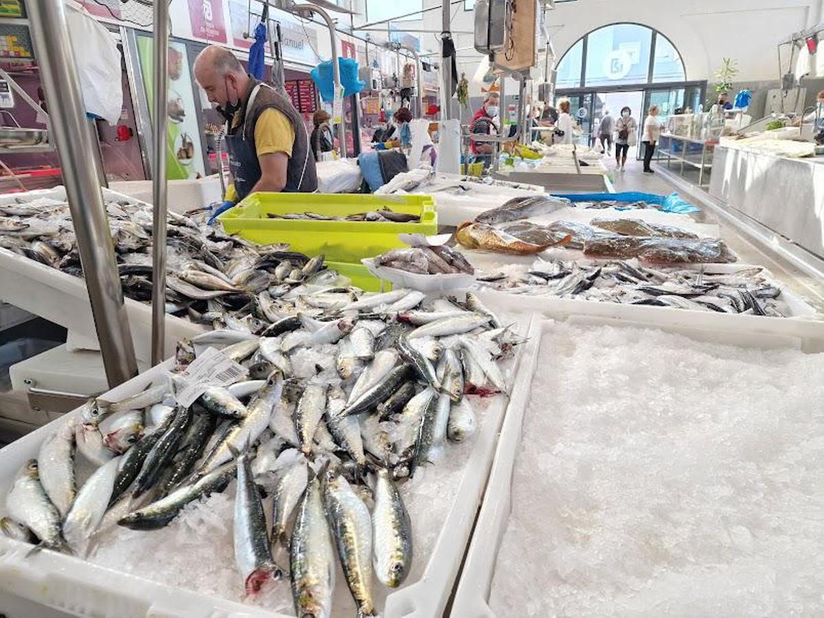 Sardinas y chinchosa la venta en el puesto de Pescados Couto, en el mercado municipal de Vilagarcía, ayer.   | //  M. MÉNDEZ